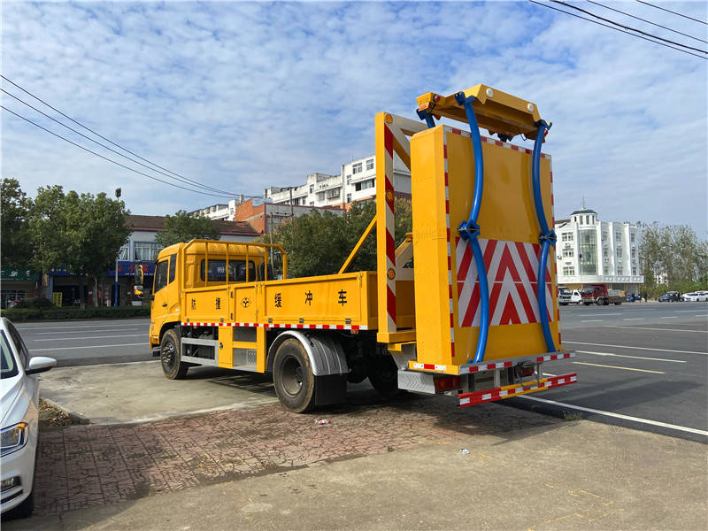 守護(hù)生命與安全的移動(dòng)屏障 100k高速專用防撞車、東風(fēng)安全防撞車、天錦防撞緩沖車與救護(hù)車的綜合解析
